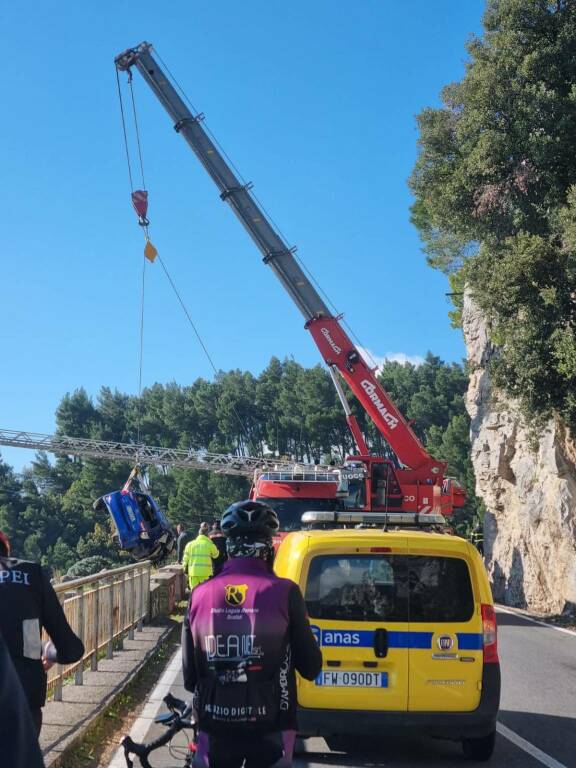 Piano di Sorrento/Positano: recuperata l'auto, finalmente riaperta la strada