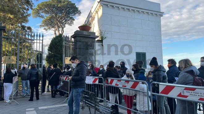 Piano di Sorrento, stamattina l'open day per i bambini dai 5 agli 11 anni a Villa Fondi: tantissime le persone in fila