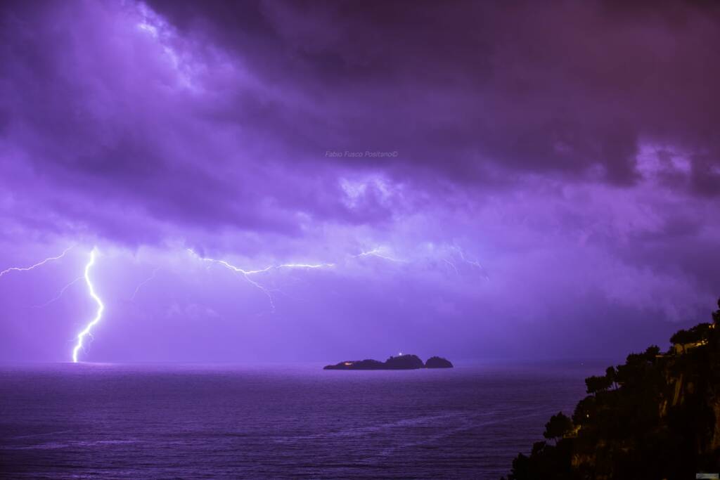 Positano, impressionanti fulmini alle spalle dell'isola de Li Galli