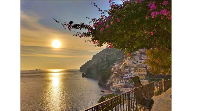 Positano, un tramonto da cartolina nello splendido scatto di Giuseppe Di Martino