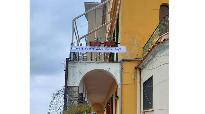 Ravello, all'ospedale di Castiglione compare uno striscione: "Ridate il centro vaccinale al Ruggi"