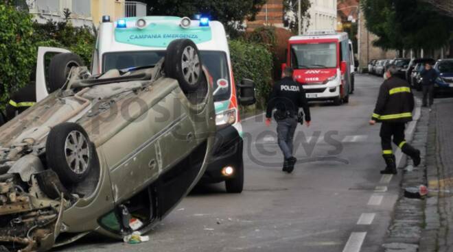 Sorrento auto ribaltata 