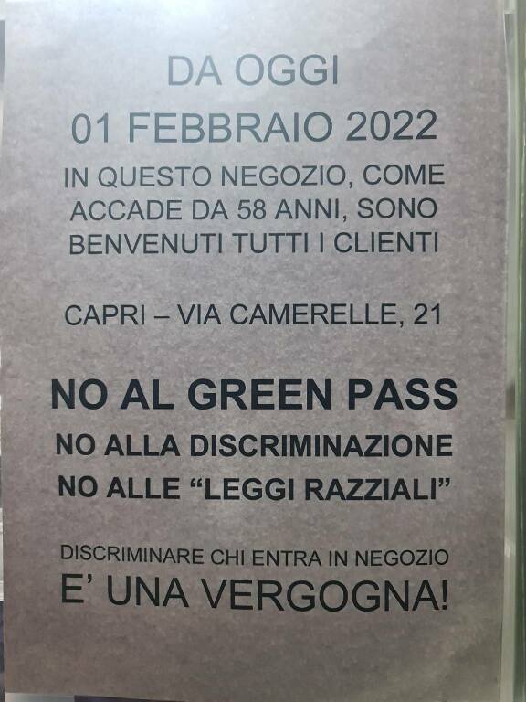 Capri, il cartello del negozio Capri Watch contro il Green Pass: “Da noi benvenuti tutti i clienti. No alla discriminazione”