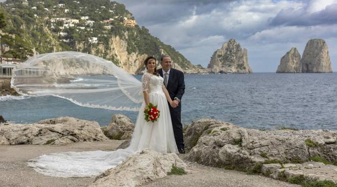 Capri riparte alla grande con il matrimonio di Pierluigi e Martina della “Capri Spettacoli”