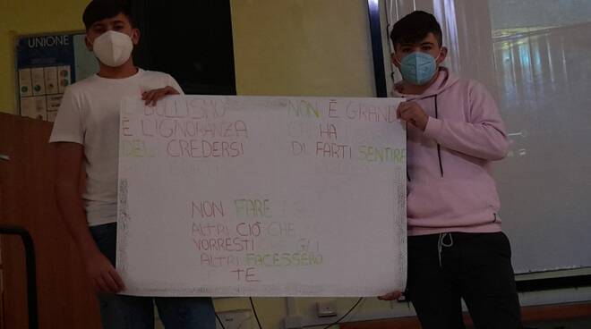 Bullismo e Cyberbullismo.  Gli studenti del Liceo De Filippis Galdi di Cava de’ Tirreni in dialogo con il Capitano della Polizia Municipale, Annamaria Adinolfi