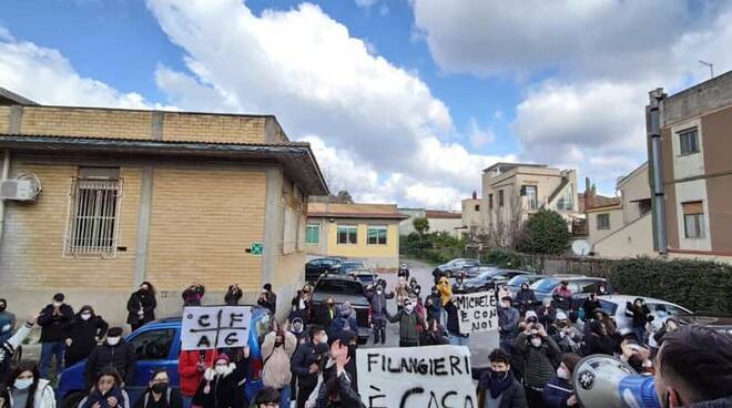 Cava de' Tirreni, il corteo per la scuola: «Filangieri non si tocca»