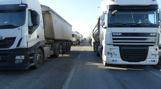 Disagi in Campania sull’A1 per la protesta degli autotrasportatori contro il caro carburante