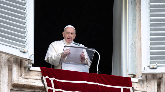 Il forte appello di Papa Francesco all’Angelus contro la guerra in Ucraina: “Tacciano le armi”