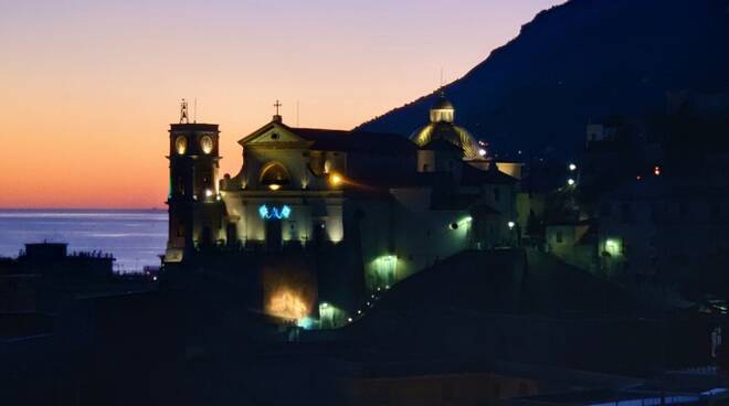 Maiori domani sera spegne l’illuminazione della Collegiata di S. Maria a Mare contro il caro bollette