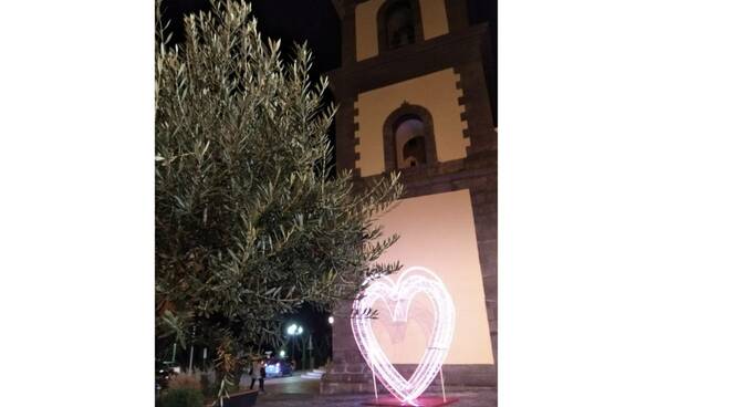 Meta, un cuore luminoso per celebrare l'amore nel giorno di San Valentino