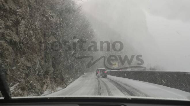 Neve in Costiera amalfitana, difficoltà di transito sul Valico di Chiunzi