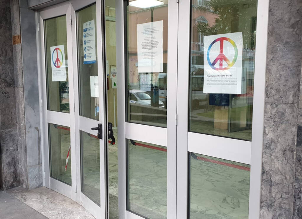 Piano di Sorrento, il simbolo della pace esposto presso il palazzo municipale per dire “No” alla guerra