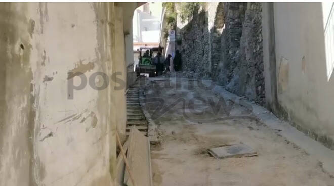 Positano, a Liparlati continuano i lavori per il rifacimento del piano carrabile della strada che conduce al cimitero