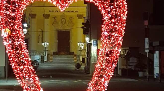 San Valentino: Minori torna ad installare il Grande Cuore Rosso, tante le attività che propongono eventi dedicati alle coppie