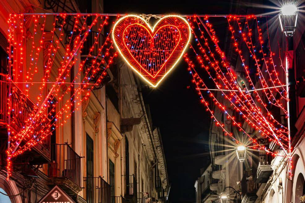 Vietri sul Mare si veste di luci per il giorno di San Valentino