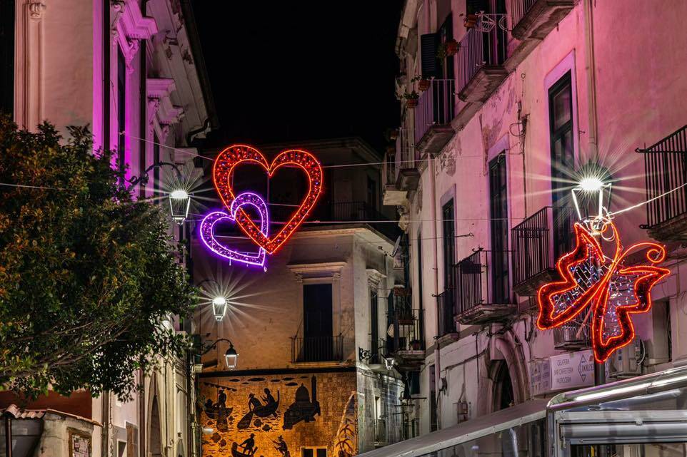 Vietri sul Mare si veste di luci per il giorno di San Valentino