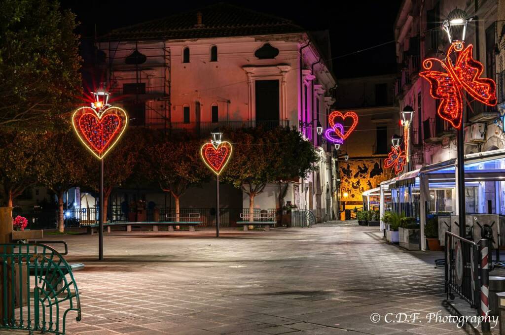 Vietri sul Mare si veste di luci per il giorno di San Valentino