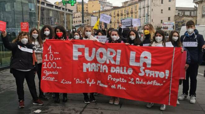 Anche gli alunni del liceo Marone di Meta a Napoli per manifestare contro le mafie