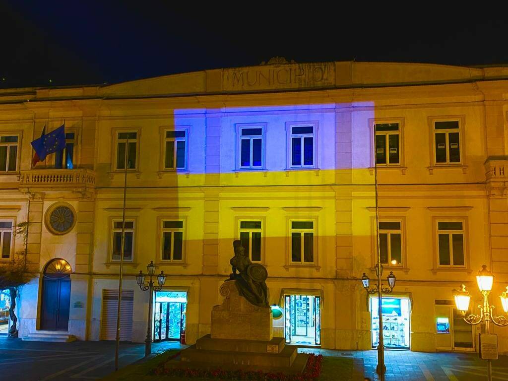 Anche i Municipi di Piano di Sorrento e Sant'Agnello si illuminano con i colori dell'Ucraina in segno di solidarietà