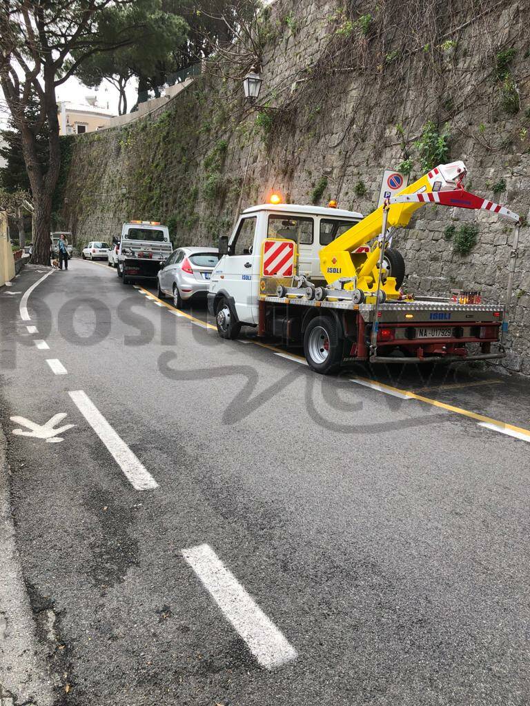 Divieto di sosta a Positano: rimozione con carro gru