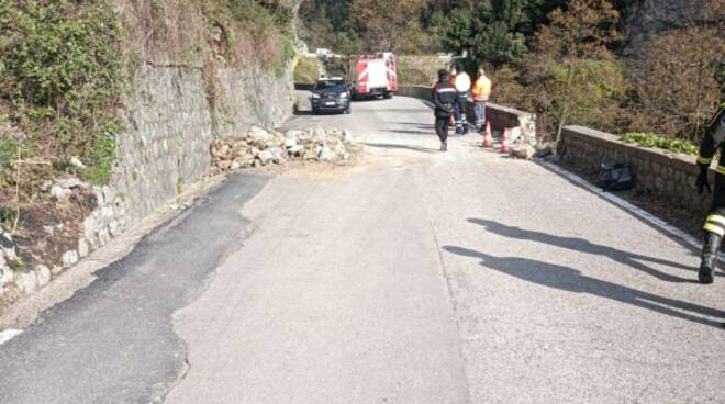 Furore: frana in località Bottara, strada chiusa al traffico