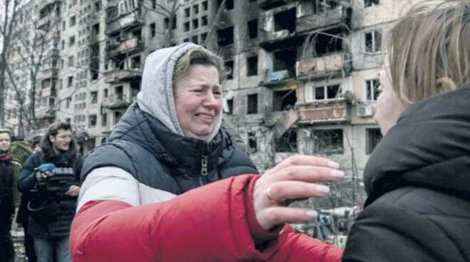 Kiev, i razzi centrano le case dei civili