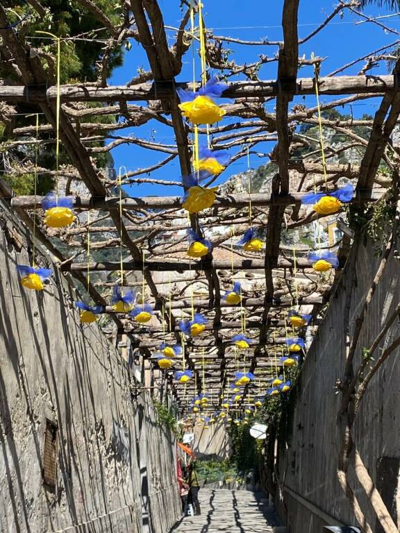 Positano, a Piazza dei Mulini un inno alla pace con i colori dell'Ucraina