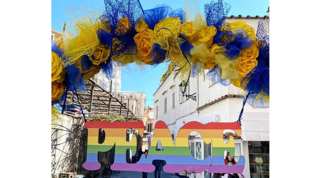 Positano, a Piazza dei Mulini un inno alla pace con i colori dell'Ucraina