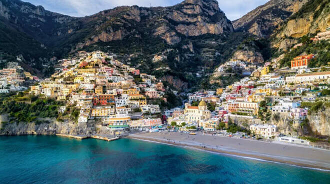 Positano, in tanti hanno affollato la spiaggia per godersi una giornata di sole