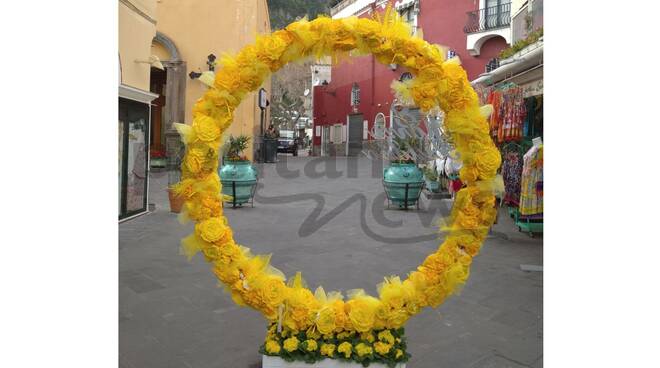 Positano, Piazza dei Mulini si veste di giallo per la Festa della Donna
