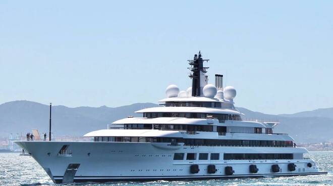 Sarebbe di Putin il mega yacht russo Scheherazade ormeggiato da settembre a Marina di Carrara