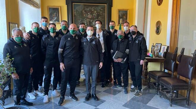 Sorrento, il sindaco Massimo Coppola ha ricevuto una delegazione della squadra di pallavolo Shedirpharma Folgore Massa