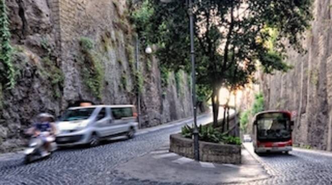 Sorrento: lavori al costone dell’Excelsior Vittoria, chiusa la strada per il porto