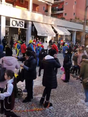 Sorrento, una Piazza Lauro vestita a festa per Carnevale. Il sindaco: "Il sorriso dei bambini ripaga di tanti sforzi fatti"
