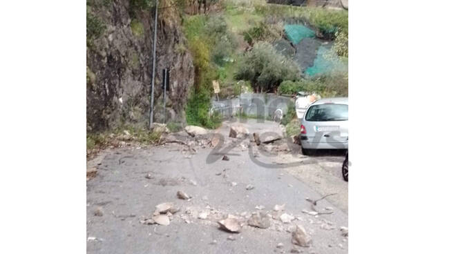 Cetara, caduta massi nei pressi delle case popolari in via Turillo