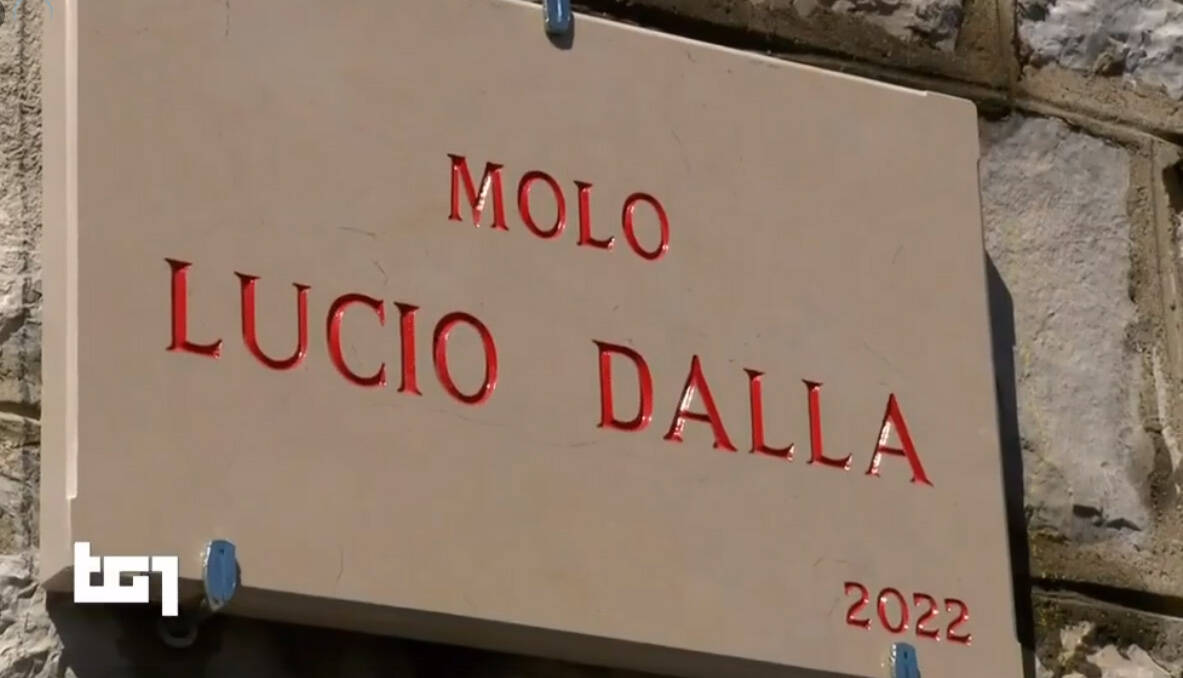 Le telecamere del TG1 a Sorrento per l'inaugurazione del molo dedicato a Lucio Dalla