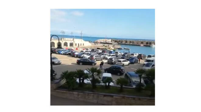 Maiori, in questa giornata di festa il porto si è trasformato in un parcheggio a cielo aperto