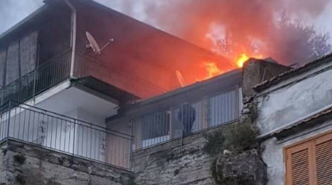 Paura a Ravello: fiamme in un'abitazione