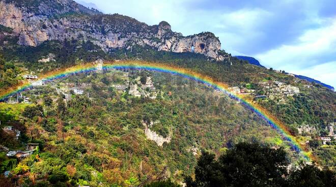 Positano bagnata dalla pioggia ma sempre magica: la bellezza dell'arcobaleno