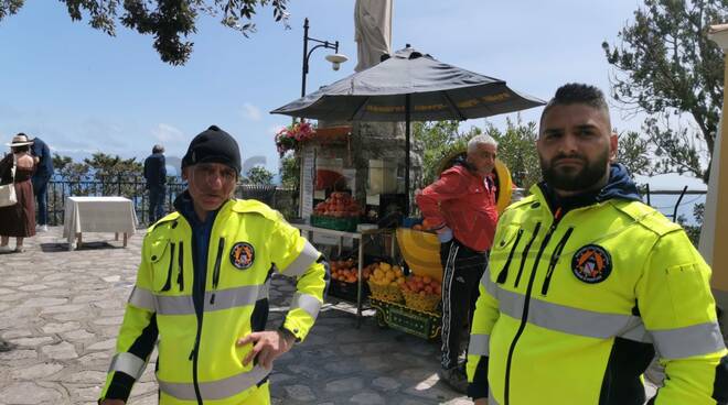 Positano: l'attesa con la protezione civile dell'evento ciclistico del mese