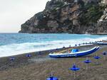 Positano, lo spettacolo del mare in burrasca