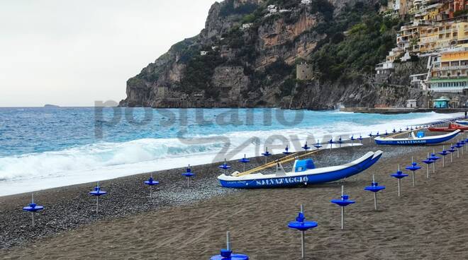 Positano, lo spettacolo del mare in burrasca