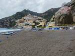 Positano, lo spettacolo del mare in burrasca