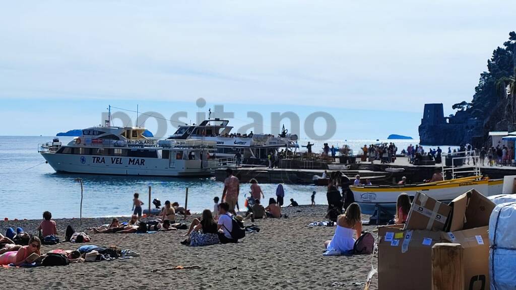 Positano, Spiaggia Grande presa d'assalto in questo martedì santo