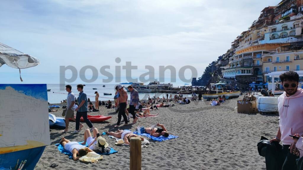 Positano, Spiaggia Grande presa d'assalto in questo martedì santo