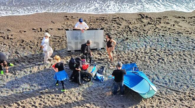 Positano, sulla Spiaggia Grande shooting fotografico per una ditta tedesca di abbigliamento