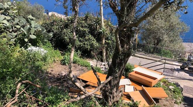 Scempio a Praiano lungo la strada per il Sentiero degli Dei