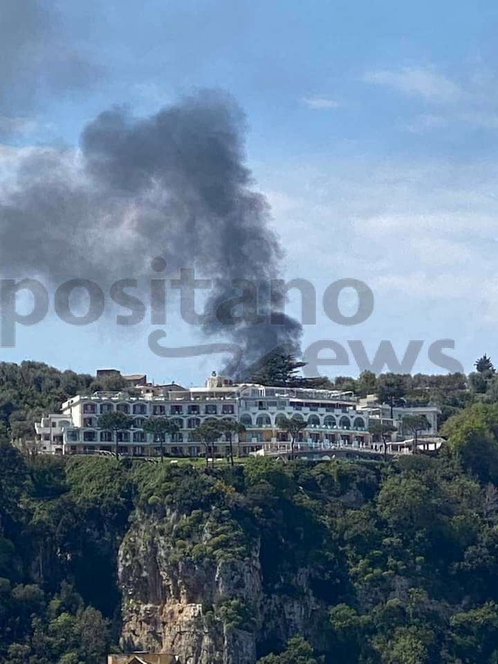 Sorrento: incendio nei pressi del Grand Hotel President