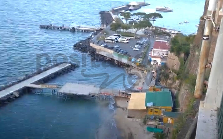 Sorrento si prepara alla stagione turistica con l'allestimento degli stabilimenti balneari