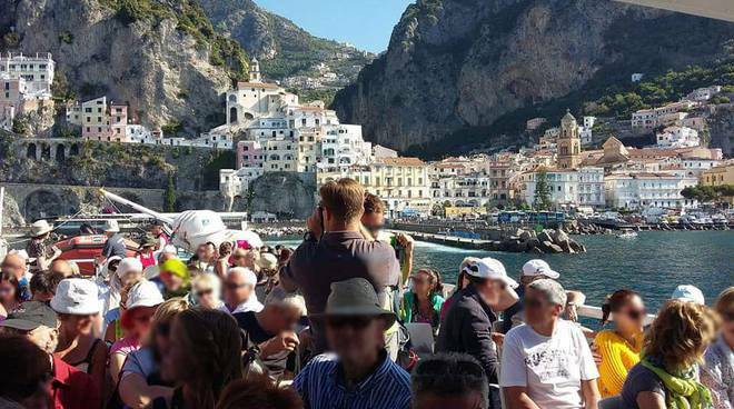 Turisti a Positano e Amalfi 